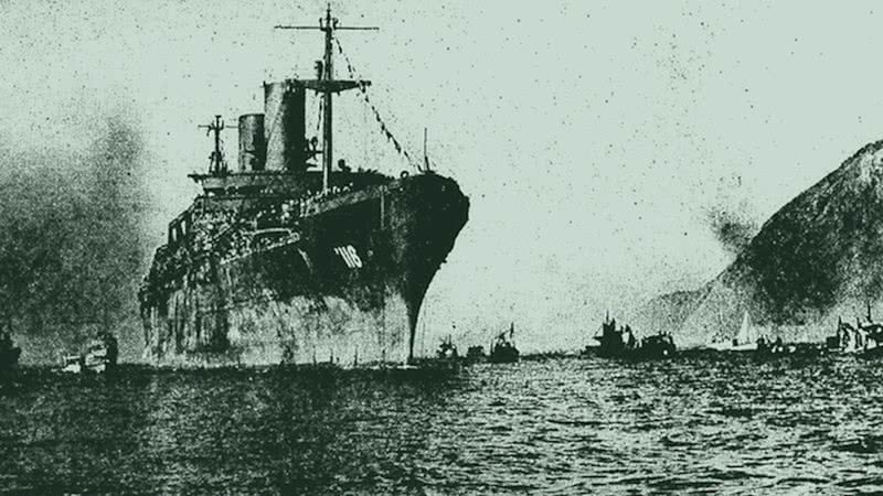 O navio USS M.C. Meigs (AP-116) chegando no Rio de Janeiro - Domínio publico