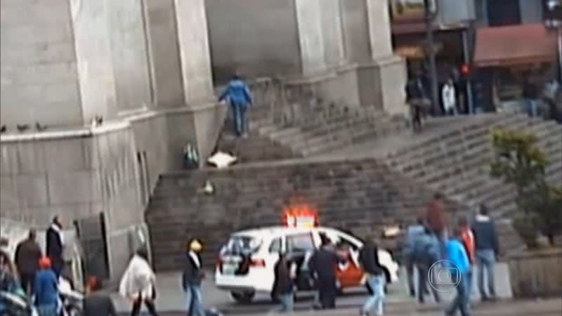 Imagem de câmera de segurança que registrou Francisco Erasmo Rodrigues de Lima subindo escadaria para salvar refém - Reprodução/Vídeo