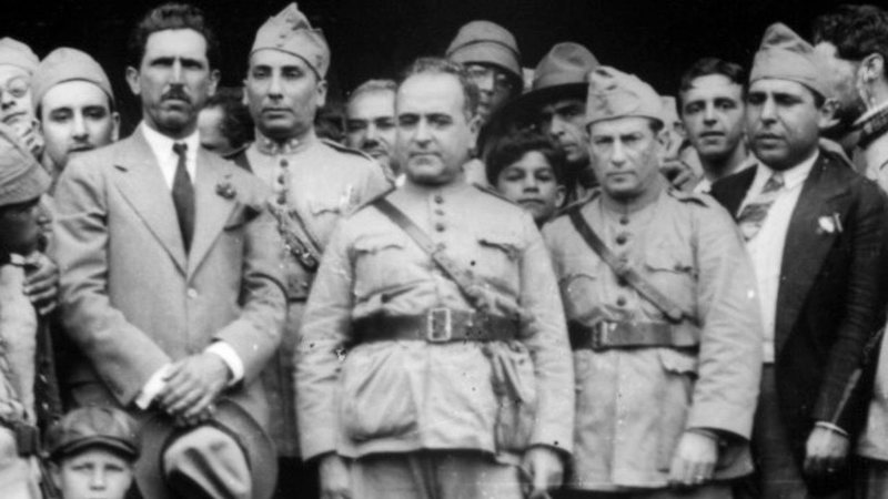 Getúlio Vargas (ao centro) com seguidores durante discurso em Itararé - SP - Chronus via Wikimedia Commons