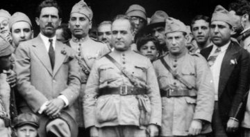 Getúlio Vargas (ao centro) com seguidores durante discurso em Itararé - SP - Chronus via Wikimedia Commons