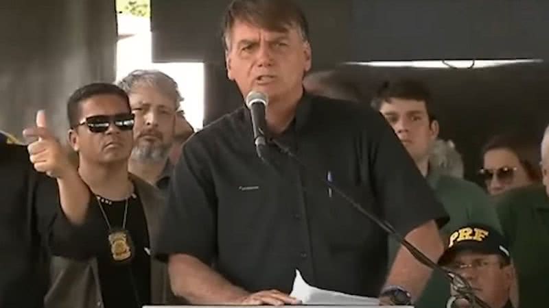 Fotografia de Bolsonaro durante evento - Divulgação/ Youtube/ Poder360