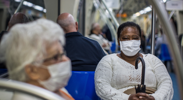 Pessoas usando máscaras no metrô de São Paulo (2020) - Getty Images