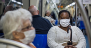 Pessoas usando máscaras no metrô de São Paulo (2020) - Getty Images