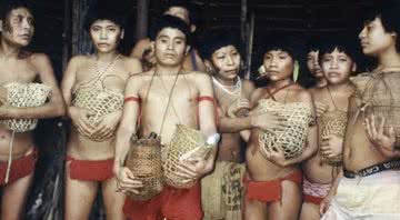 Fotografia de indígenas Ianomâmis. - Divulgação/ Carlo Zacquini/Acervo do Instituto Socioambiental