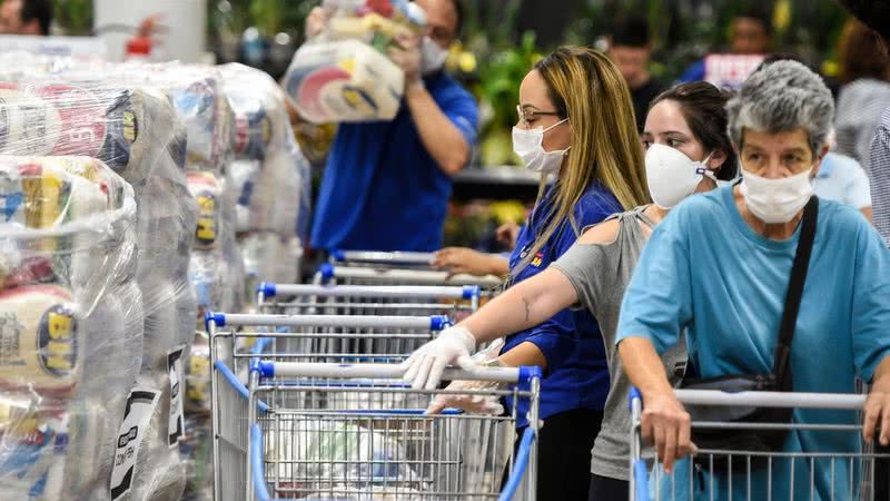 Brasileiros fazendo compras em um mercado de Belo Horizonte, Minas Gerais - Getty Images