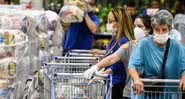 Brasileiros fazendo compras em um mercado de Belo Horizonte, Minas Gerais - Getty Images