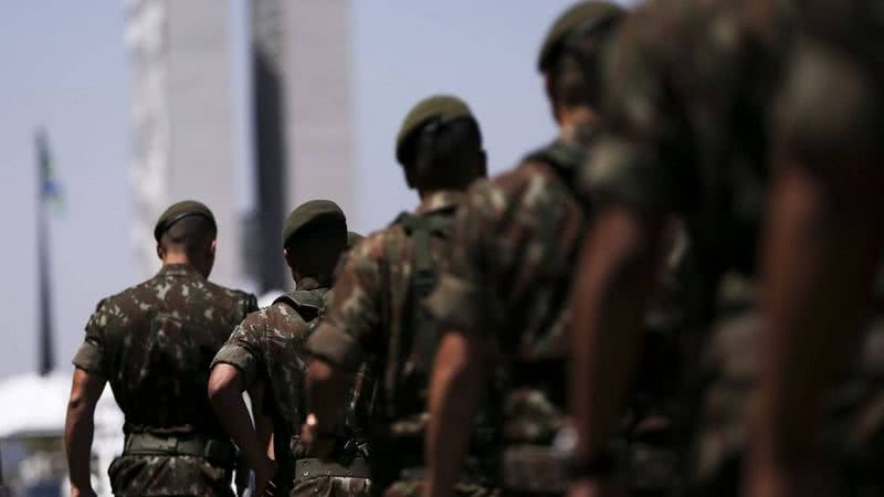 Militares alinhados em frente ao Congresso Nacional - Marcelo Camargo / Agência Brasil