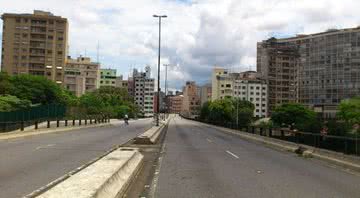 O Elevado Presidente João Goulart, conhecido como Minhocão, em São Paulo - Sarah Moraes via Wikimedia Commons