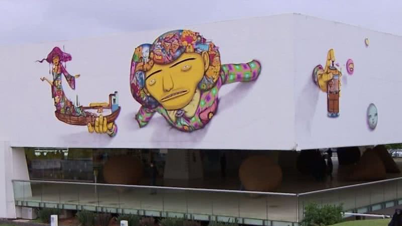 Obra de 'Os Gêmeos' na fachada do MON - Divulgação/RPC Curitiba