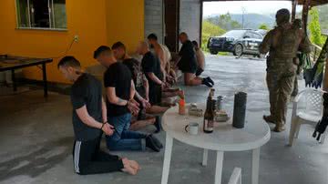 Foto do momento em que 8 homens de grupo neonazista foram presos em Santa Catarina, no fim de 2022 - Divulgação/Polícia Civil