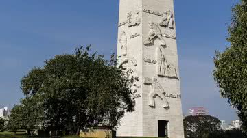 Obelisco do Ibirapuera - Homenagem aos heróis da revolução de 1932, preservado pelo DPH - Mauricio Luiz Bertoni via Wikimedia Commons