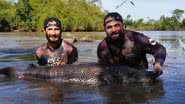 Rony Dronov (à esquerda) e um amigo com pescado de mais de 55kg - Divulgação/Arquivo pessoal