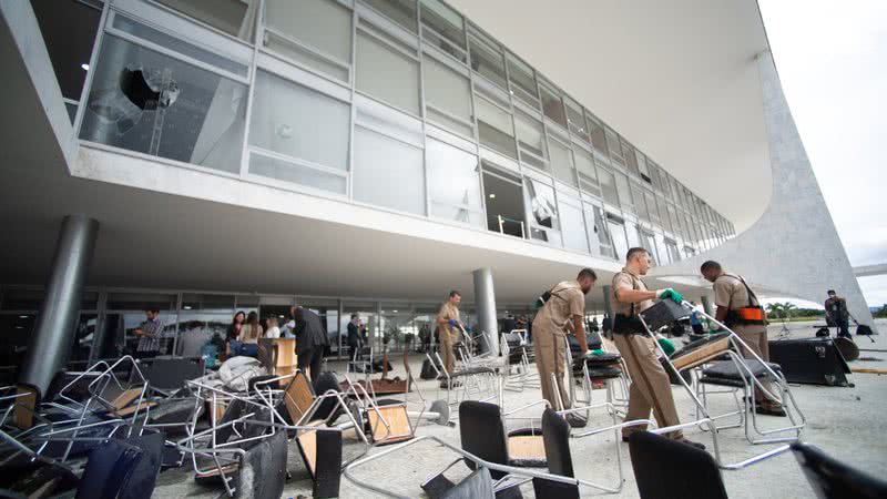 Fotografia do Palácio do Planalto destruído após os atos golpistas de 8 de janeiro de 2023 - Getty Images