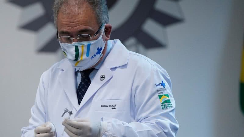 Marcelo Queiroga manuseando uma vacina contra Covid-19 - Getty Images