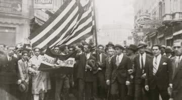 Manifestantes em São Paulo - Domínio Público via Wikimedia Commons