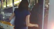 Suzane Von Richthofen entrando em um ônibus em Taubaté - Reprodução / O que podemos fazer para melhorar Taubaté