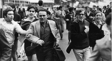 Adriano Diogo (esq.), aos 18 anos,  durante passeata em São Paulo, em 23 de julho de 1968 - Divulgação/ Arquivo Pessoal