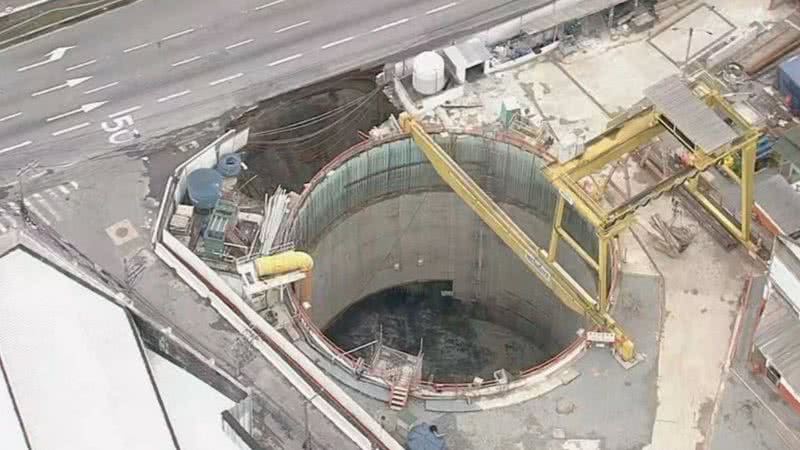 Imagem aérea registra cratera com infiltração em túnel do Metrô - Divulgação / YouTube / TV Globo