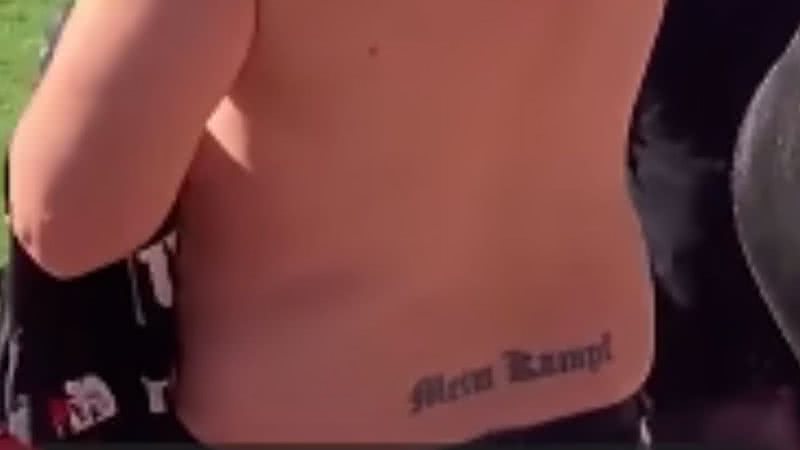 Homem expõe tatuagem com título de livro de Hitler - Divulgação/Youtube/UOL esporte