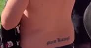 Homem expõe tatuagem com título de livro de Hitler - Divulgação/Youtube/UOL esporte