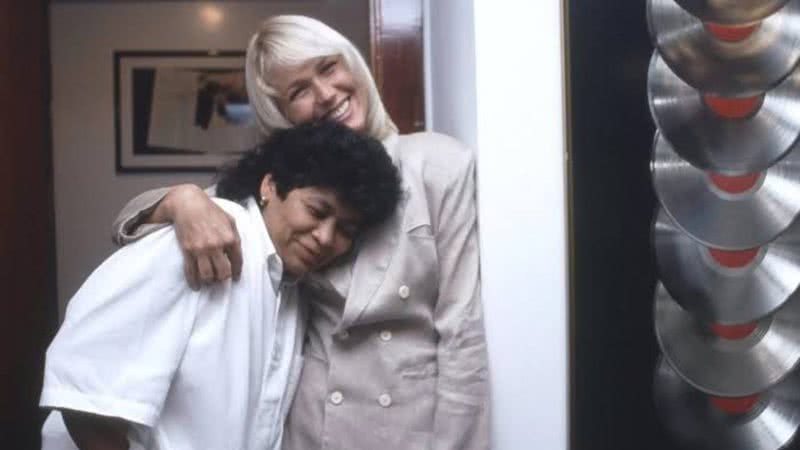 Marlene Matos abraçada com Xuxa - Divulgação