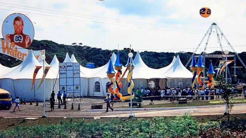 Fotografia registra tendas de construção do Xuxa Water Park - Divulgação / Facebook / Imagem e Memória de Itanhaém / Luciano Netto