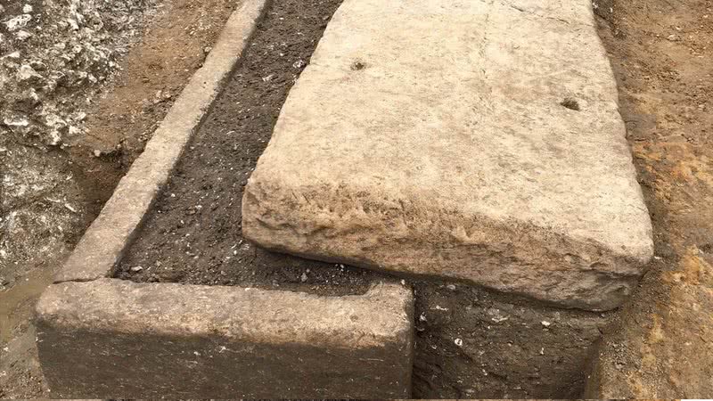 Sarcófago romano de pedra encontrado em centro agitado de Londres - Museu de Londres