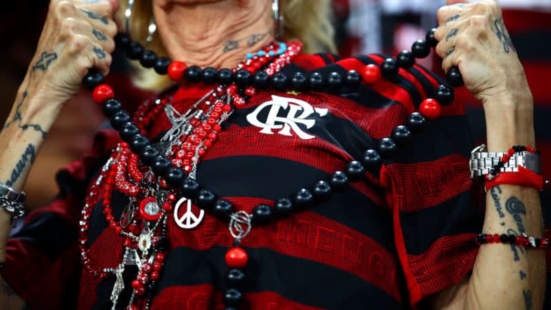 Torcedora do Flamengo com camiseta e amuletos - Getty Images