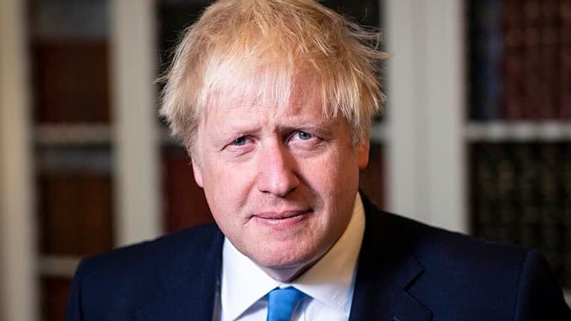 Imagem de Boris Johnson em aparição pública - Wikimedia Commons