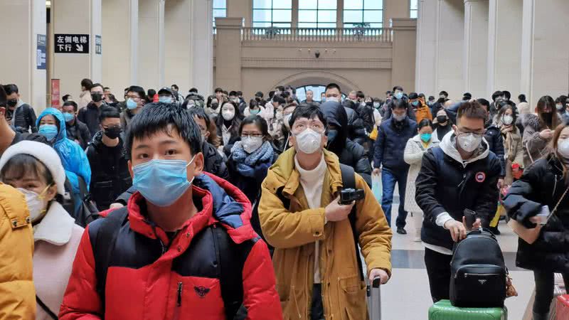 Pessoas em espaço público usando máscaras - Getty Images