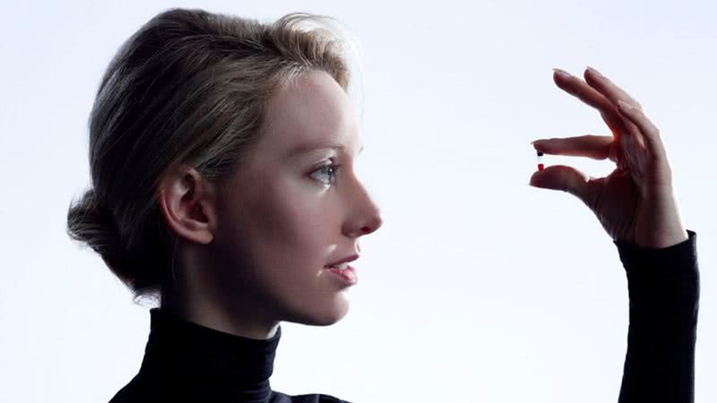 Elizabeth Holmes com uma das amostras de sangue - Divulgação/ Theranos