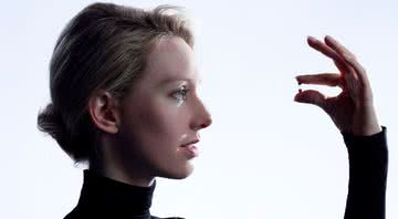 Elizabeth Holmes com uma das amostras de sangue - Divulgação/ Theranos