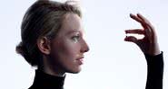 Elizabeth Holmes com uma das amostras de sangue - Divulgação/ Theranos