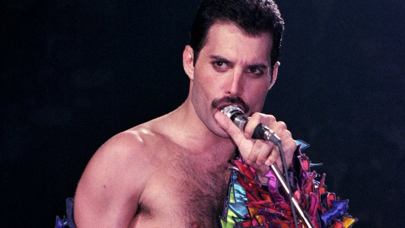 Freddie Mercury nos ombros de Darth Vader durante um show - Getty Images