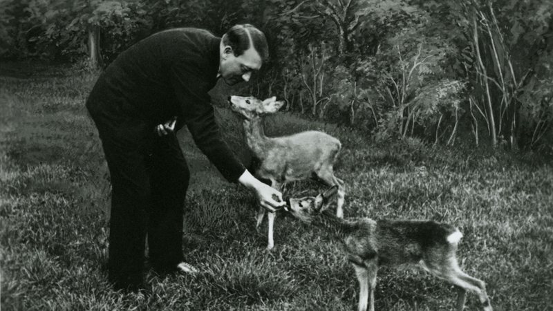 Hitler alimenta um cervo - Heinrich Hoffmann