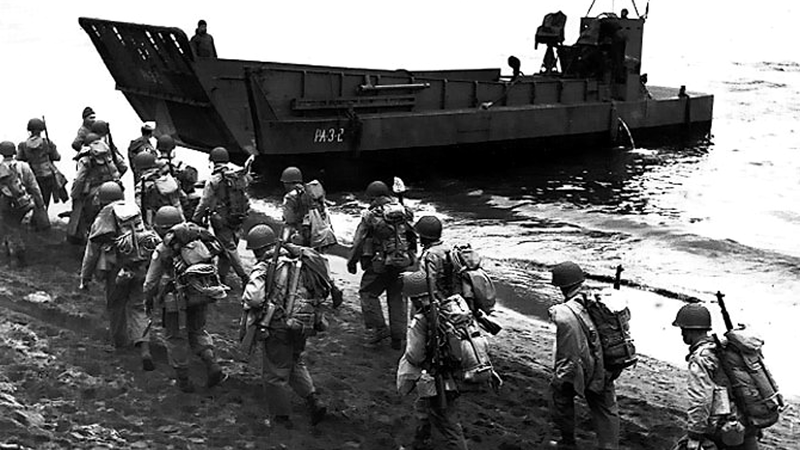 Fuzileiros americanos desembarcando em Kiska, em agosto de 1943 - Wikimedia Commons