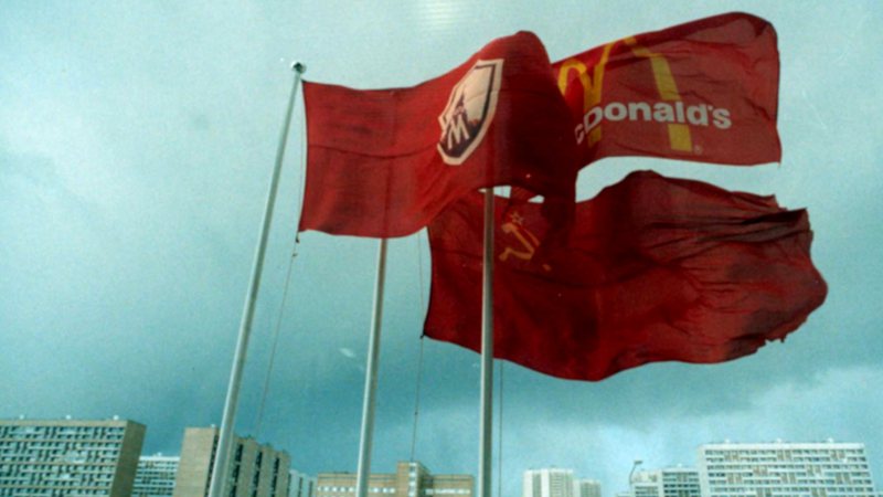 Bandeira dos McDonald's juntamente da bandeira do comunismo - Wikimedia Commons