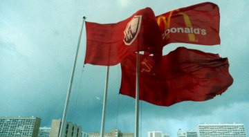 Bandeira dos McDonald's juntamente da bandeira do comunismo - Wikimedia Commons