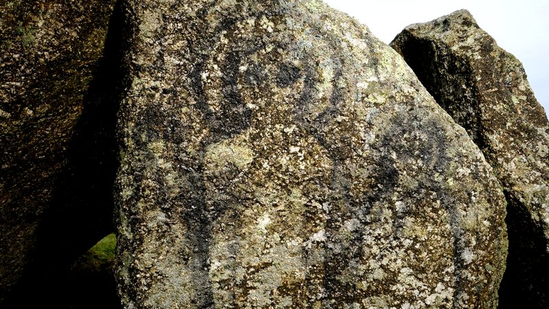 Na foto é possível observar a pichação de dois aliens no monumento - Divulgação