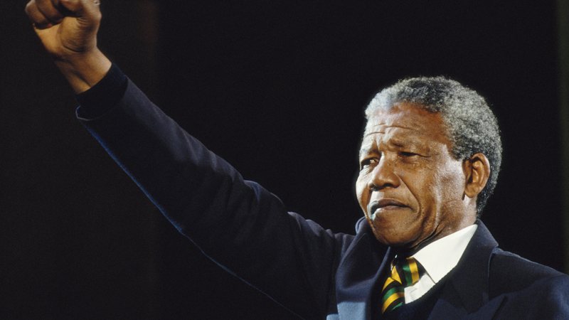 Nelson Mandela em 1990, celebrando sua saída da prisão - Getty Images