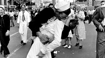 O famoso beijo do fim da Segunda Guerra - Alfred Eisenstaedt via Wikimedia Commons