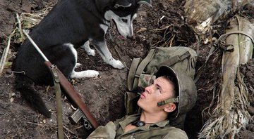 Na guerra também há espaço para a emoção - Historic Photo Restored in Color