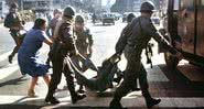 Mulher tenta impedir a detenção de um jovem pela polícia durante a ditadura militar Argentina  (1976-1983) - Getty Images