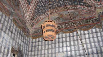 Uma cópia do balde raptado, no interior da Torre Civica em Modena, Itália - Wikimedia Commons