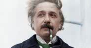 Albert Einstein fumando seu cachimbo - Getty Images