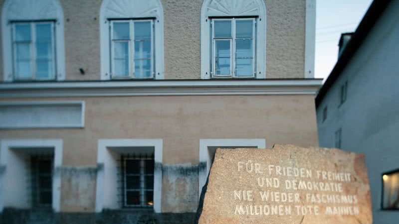 Inscrição em frente ao local de nascimento Hitler: “Pela paz, a liberdade e a democracia. Nunca mais fascismo. Milhões de mortos advertem” - Getty Images