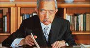 Hirohito em seu escritório, 1986 - Getty Images