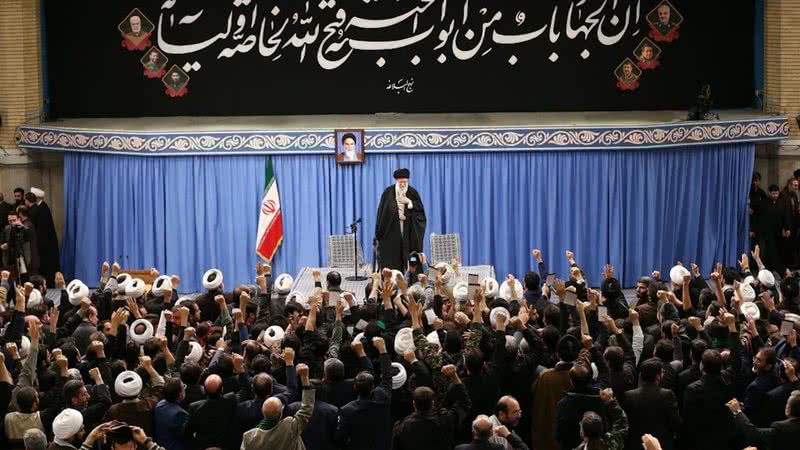 Líder supremo iraniano Ayatollah Ali Khamenei discursando, 8 de janeiro de 2020 - Getty Images