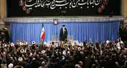 Líder supremo iraniano Ayatollah Ali Khamenei discursando, 8 de janeiro de 2020 - Getty Images