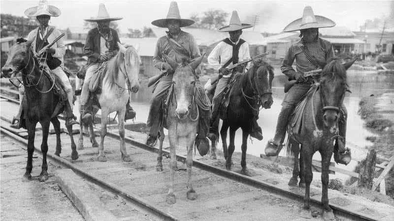 Revolucionários mexicanos em Tampico (Tamaulipas, próximo ao Golfo) usam os clássicos sombreiros em meio à cavalgada - Getty Images